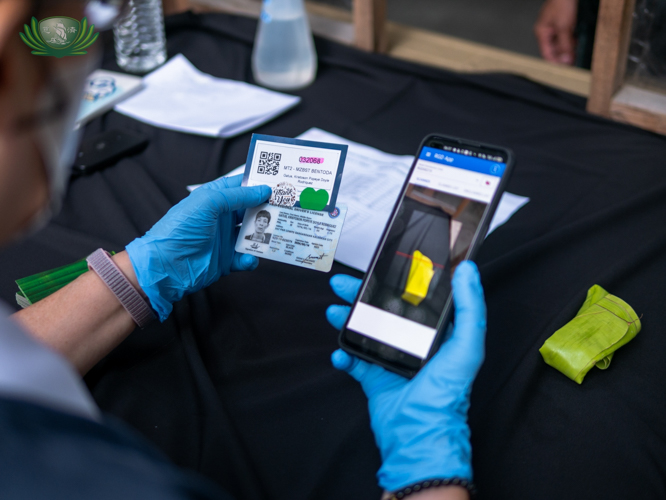 In the registration area, Tzu Chi volunteers use an app that scans a QR code on a beneficiary’s ID. 【Photo by Daniel Lazar】