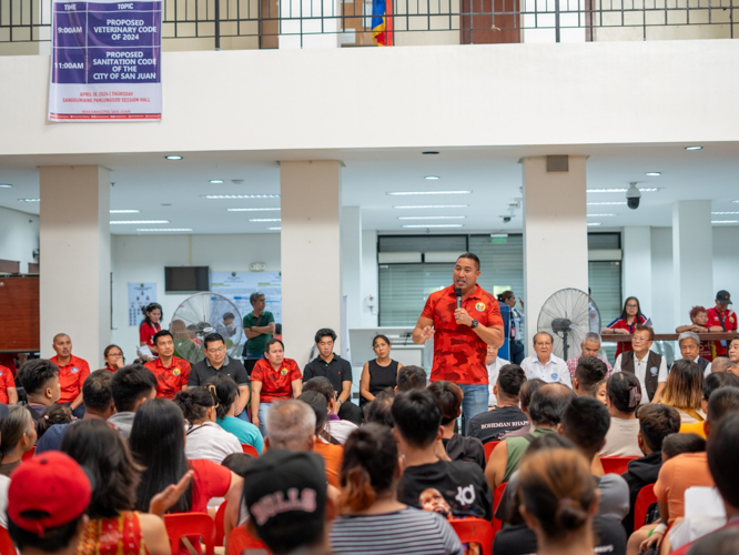 Before local government leaders and constituents at a fire relief in San Juan City Hall on April 30, Mayor Francis Zamora (standing) reveals that each of the beneficiary families of Barangay Batis will receive free housing courtesy of the Department of Human Settlements and Urban Development. 【Photo by Marella Saldonido】