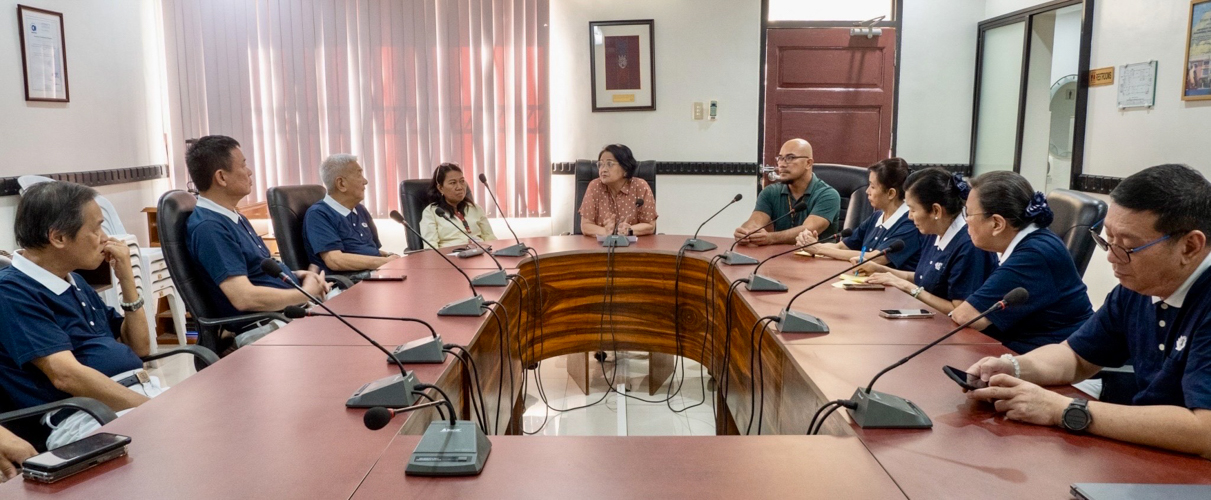Tzu Chi volunteers led by Tzu Chi Philippines CEO Henry Yuñez (third from left) pay a courtesy call to Dr. Lourdes C. Generalao, president of the University of Southeastern Philippines (center), and other school officials to discuss how incoming second-year college students can avail of its Educational Assistance Program.【Photo by Marella Saldonido】