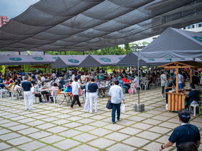 The bazaar included an open-area dining place where guests could relax with a drink and freshly cooked veggie food. 【Photo by Daniel Lazar】