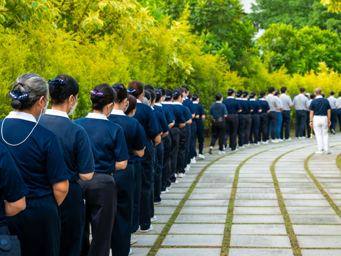 The pathway of the garden facing the Jing Si Abode served as the starting point of 3 steps and 1 bow. 【Photo by Daniel Lazar】