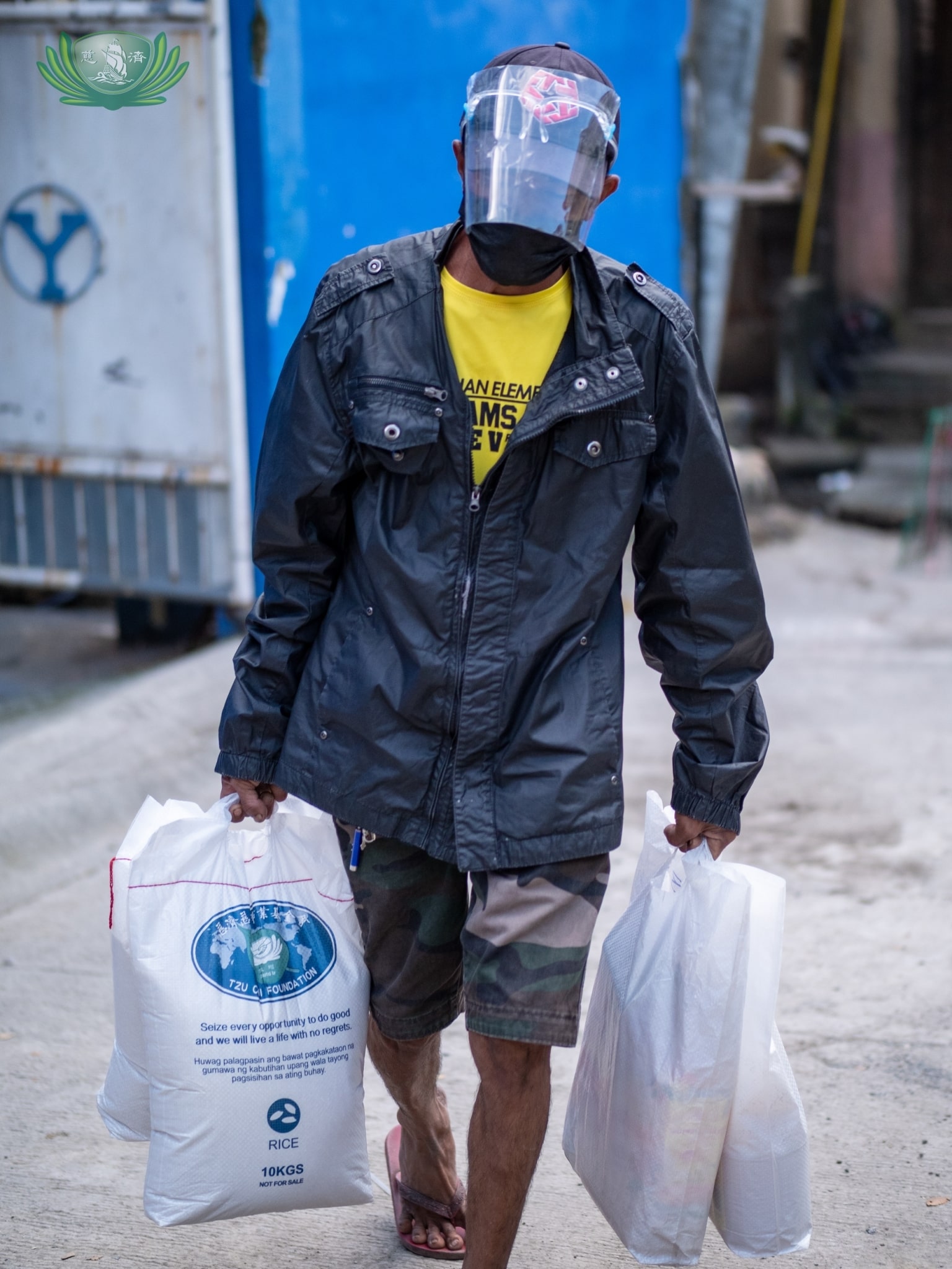 Scavengers received two 10-kg sacks of rice and bags of assorted grocery items.