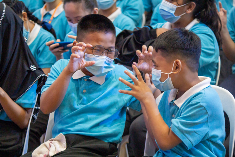 Audiences gamely try out the exercises taught to them by speaker Paolo Trinidad. 【Photo by Marella Saldonido】