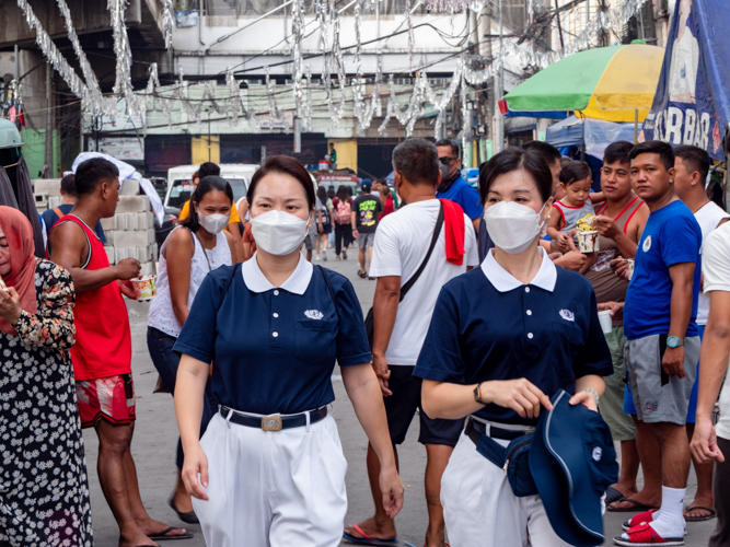 Tzu Chi volunteers enter the crowded and bustling Oroquieta Street to set up relief distribution operation for fire victims. 【Photo by Daniel Lazar】