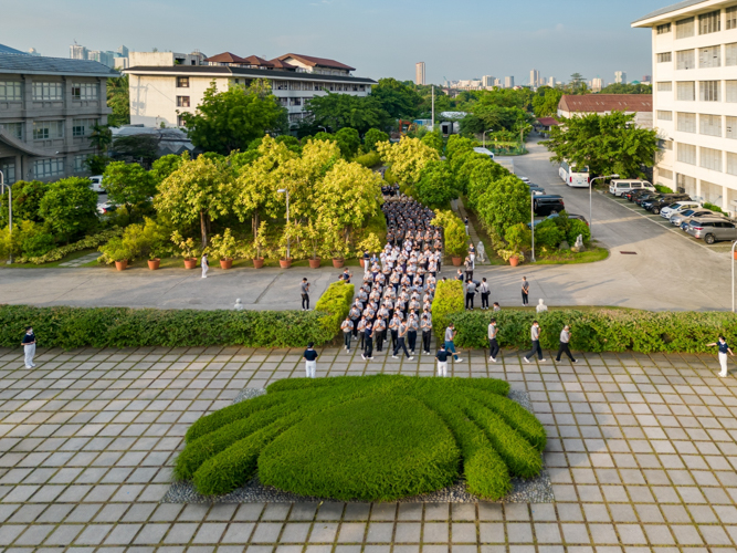 More than 300 commissioners, trainees and volunteers, students, and special guests joined the 3 steps and 1 bow pilgrimage at the Buddhist Tzu Chi Campus in Sta. Mesa, Manila. 【Photo by Daniel Lazar】