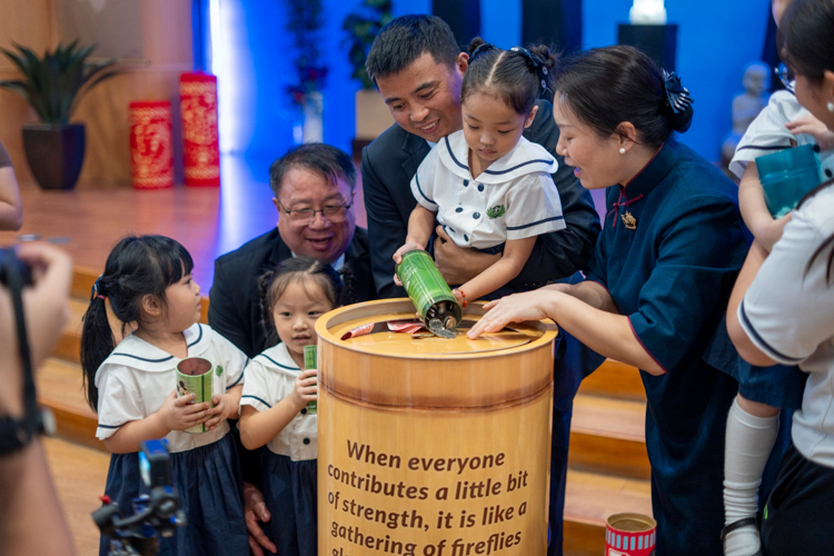 The Year End Blessing Ceremony concludes on an auspicious note with participants donating the contents of their coin banks to Tzu Chi’s various missions.