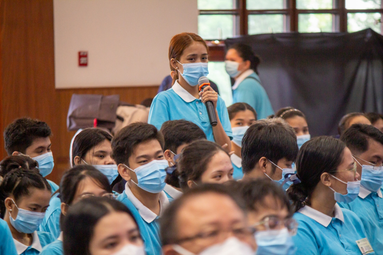 At BTCC, the younger batches of Tzu Chi scholars attended their own Humanity class. Volunteer Betty Dizon led an interactive discussion on vegetarianism. 【Photo by Marella Saldonido】