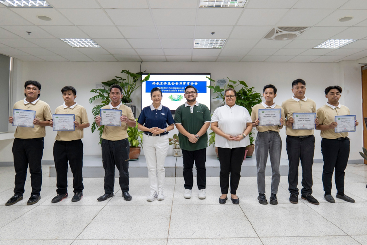 The six welding scholars under Tzu Chi’s technical-vocational program hold up their certificates as they pose for a photo with Tzu Chi Educational Committee Head Rosa So, Lao Foundation, Inc. Program Coordinator Carlo Racela, and Tzu Chi Head of Technical-Vocational Programs Dolly Alegado Cruz (fourth, fifth, and sixth from left, respectively).