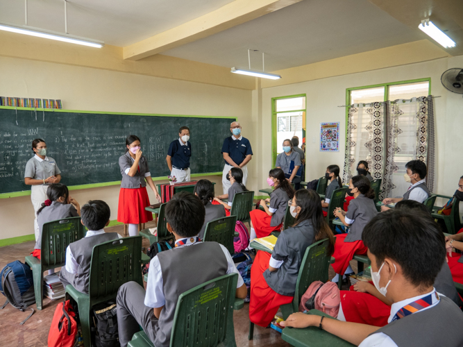 Student from Babag National High School shares her learnings from the humanities classes conducted by Tzu Chi Cebu volunteers. 【Photo by Jeaneal Dando】