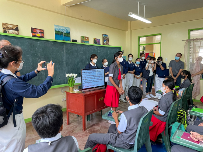 Student from Babag National High School shares her learnings from the humanities classes conducted by Tzu Chi Cebu volunteers. 【Photo by Jeaneal Dando】