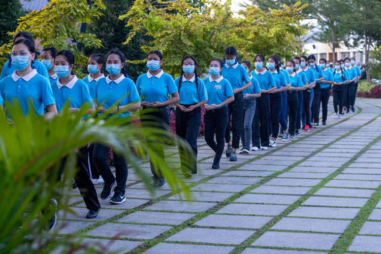 Tzu Chi scholars walk in an organized manner towards the BTCC plaza. 【Photo by Matt Serrano】