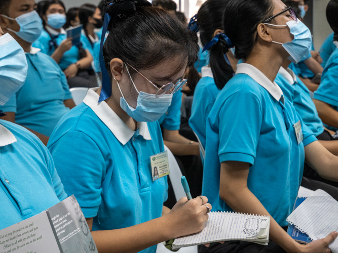 Tzu Chi scholar Babylyn Villadolid takes notes of the lesson. 【Photo by Harold Alzaga】