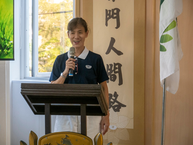 Tzu Chi Pampanga volunteer Belen Chua leads the first humanities class for Tzu Chi Pampanga scholars. 【Photo by Matt Serrano】