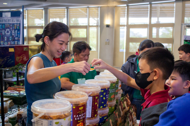 Students avail of fruit and vegetable chips from Better Snacks. 【Photo by Marella Saldonido】