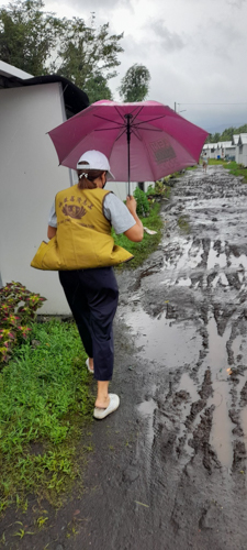 A Tzu Chi volunteer in Bicol braves Typhoon Paeng’s strong winds and rains. 