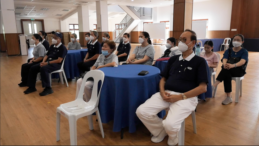 Volunteers and guests from Bicol, led by Tzu Chi Bicol representative Antonio Tan enjoy the students’ performances. 【Photo by Daniel Lazar】