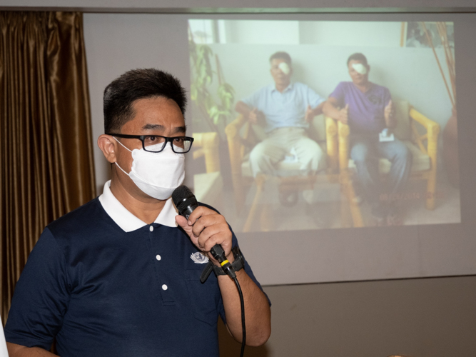Tzu Chi Zamboanga volunteer Bryan Yeo discusses the history and milestones of the Tzu Chi Great Love Eye Center. 【Photo by Harold Alzaga】