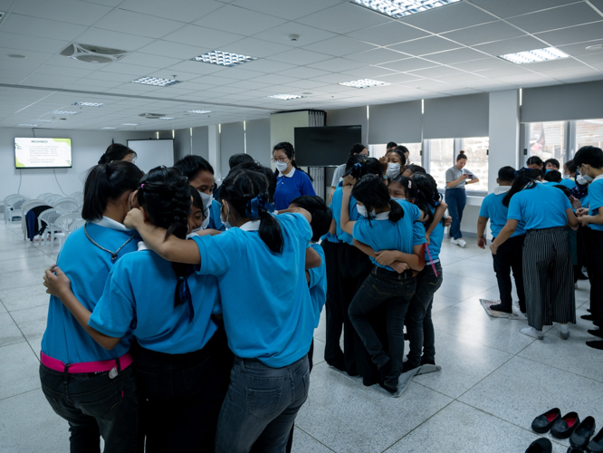 Elementary scholars play a newspaper game to give them an idea of what polar bears must experience when sea ice melts due to global warming【Photo by Daniel Lazar】