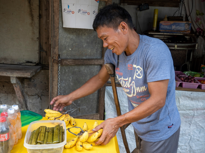 Despite the loss of his right leg, Rodello Garillo keeps busy as a mason and owner of a modest variety store. “It’s hard, but I had to accept it because my kids depend on me,” Garillo told Tzu Chi volunteers during a home visit.
