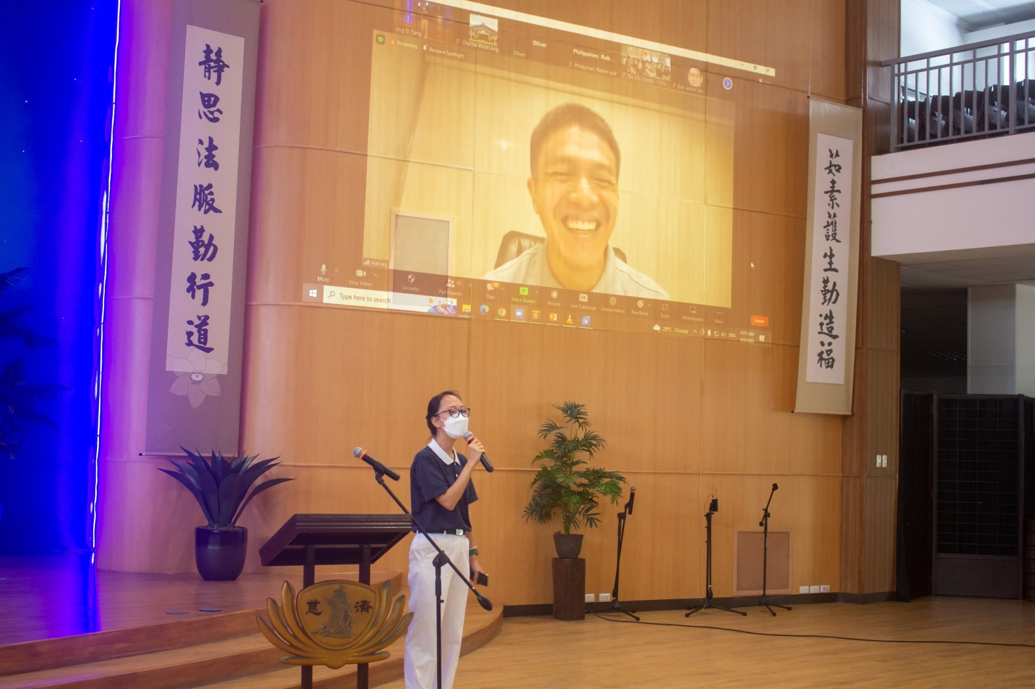 Tzu Chi volunteer Harvey Yap conducted his report via livestream from Zamboanga. 【Photo by Marella Saldonido】