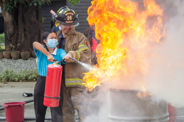 When using a fire extinguisher, remember to PASS: Pull the pin, aim the nozzle, squeeze the handle, and sweep the extinguisher from side to side, aiming at the base of the fire. 【Photo by Marella Saldonido】