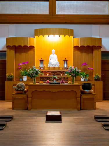 Inside the Jing Si Abode, fresh flowers and fruits are offered before the image of Buddha. 【Photo by Daniel Lazar】