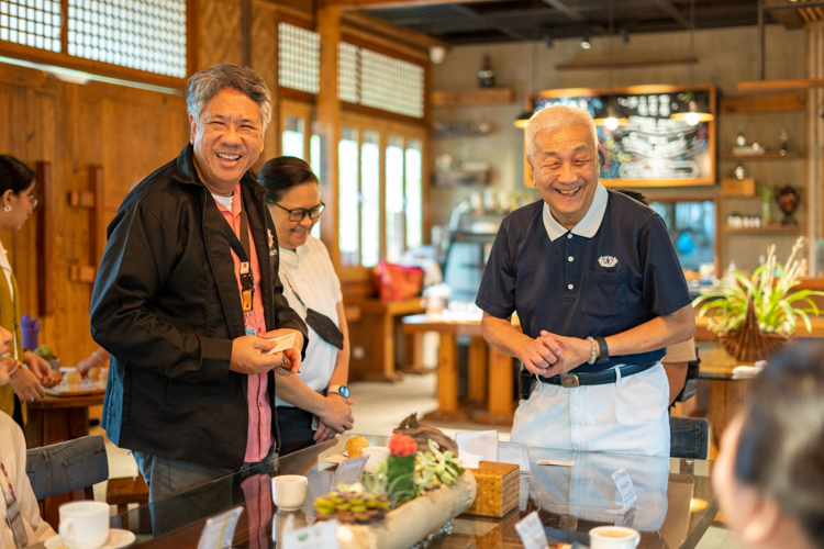 Following the signing of the Memorandum of Agreement, Pamantasan ng Lungsod ng Maynila University President Atty. Domingo Reyes Jr. (left) and Tzu Chi Philippines CEO Henry Yuñez (right) share a light moment. 【Photo by Jeaneal Dando】