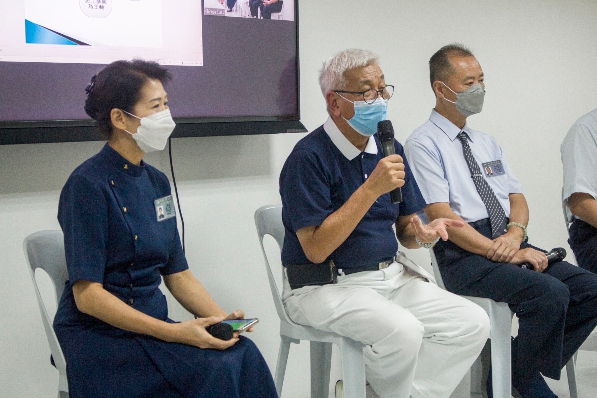 Tzu Chi Philippines CEO Henry Yuňez (center) addresses volunteers in the Chinese language class, as Tzu Chi Philippines Deputy CEO Woon Ng (first from left) looks on. 【Photo by Matt Serrano】