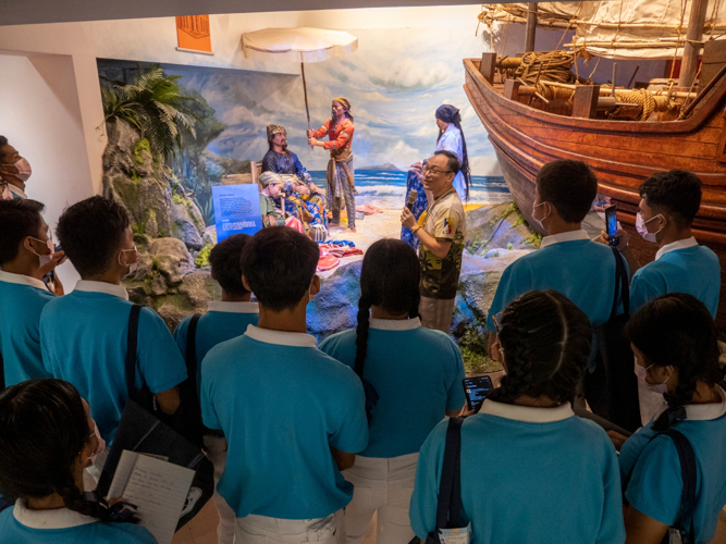 Bahay Tsinoy Museum Director and volunteer Baldwin Kho shows provincial scholars around a museum of dioramas that highlights Chinese influence in Philippine history and culture.