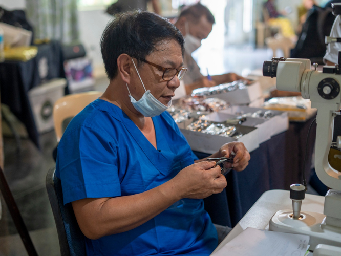 Dr. Remegio Magan in a quiet moment in between patients. “My gratitude to Tzu Chi is part of my life,” he says. “As long as I live, when I’m called upon by Tzu Chi, to the best of my ability, I will be there.” 【Photo by Harold Alzaga】
