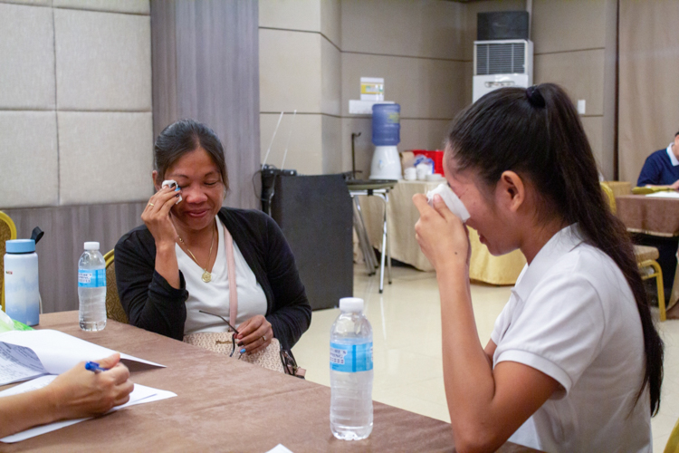 Mother and daughter cry happy tears at the news of receiving a Tzu Chi scholarship. 【Photo by Marella Saldonido】