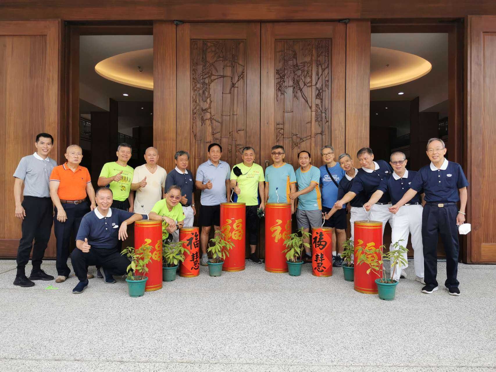 Volunteers and their friends gather for a group shot at the entrance of the Jing Si Hall. 