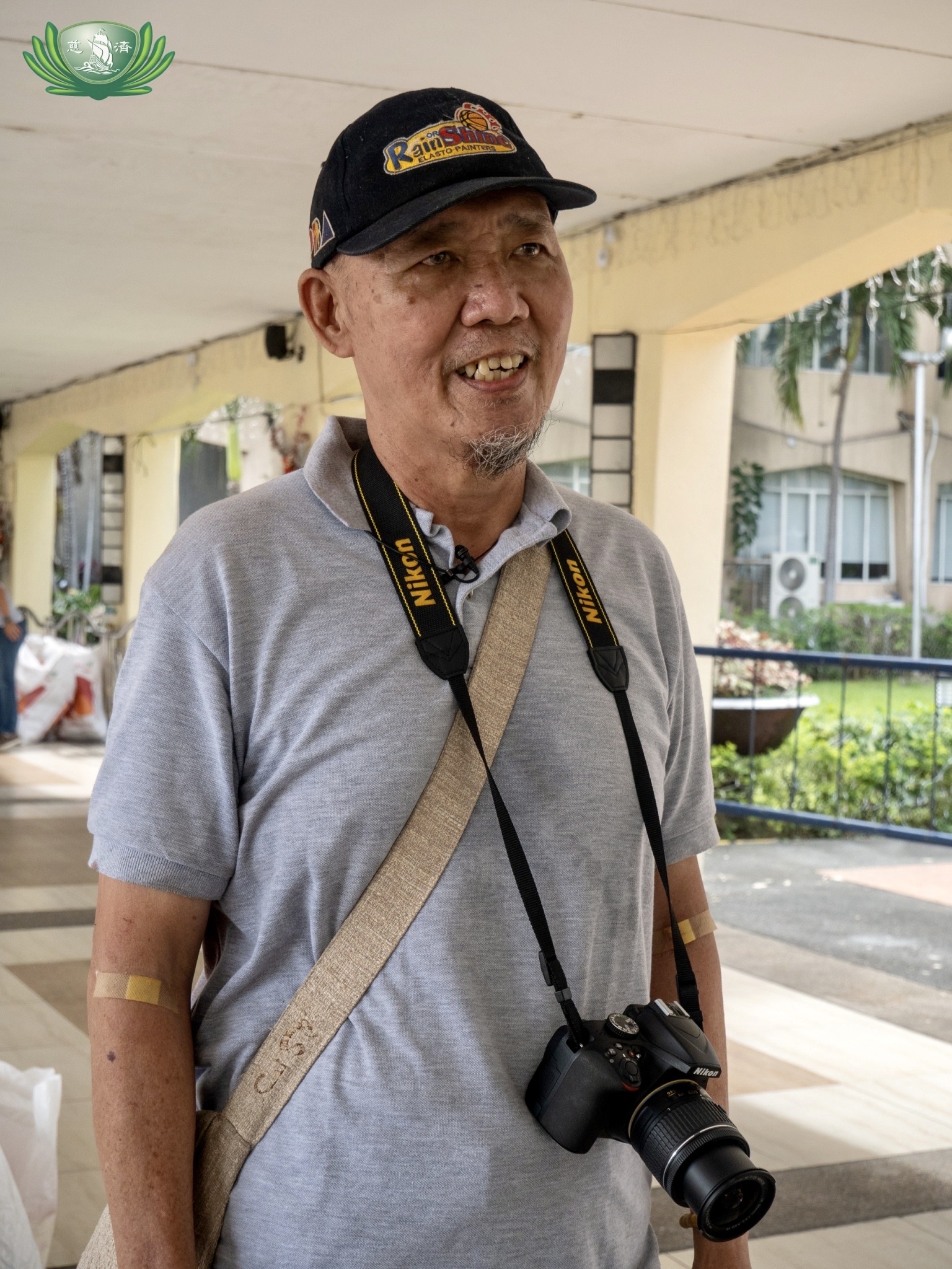 A beneficiary of the Tzu Chi Foundation Eye Center, Eduardo Yañez volunteers to Tzu Chi’s many events “to return the kindness that Tzu Chi showed me.” The retired artist helps in any way he can. One minute he’ll be taking pictures of a rice distribution event, the next minute he’ll be hauling 10-kg sacks of rice himself. 