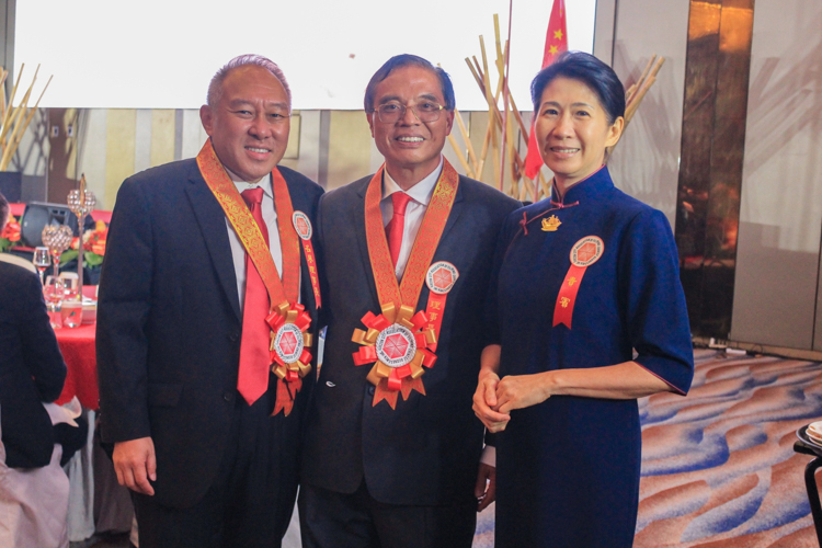 From left to right: QCAFCBI past President Daniel Ching, QCAFCBI newly-inducted President Joaquin Co, Tzu Chi Philippines Deputy CEO Woon Ng【Photo by Kinlon Fan】