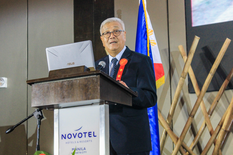 “One of the best things we have witnessed is the rise of pandemic heroes, and this is the strength of our Filipino spirit of bayanihan,” says Tzu Chi Philippines CEO Henry Yuñez in his acceptance speech. 【Photo by Kinlon Fan】