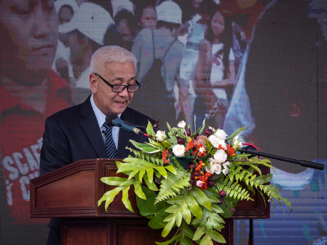 Tzu Chi Philippines CEO Henry Yuñez reads Dharma Master’s Cheng Yen letter to the attendees of the groundbreaking ceremony. 【Photo by Daniel Lazar】