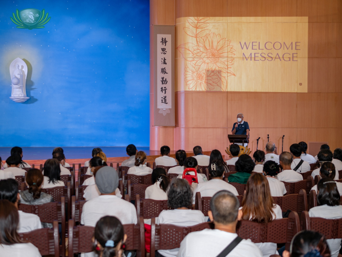 Tzu Chi Philippines CEO Henry Yuñez welcomes beneficiaries on the first Charity Day since March 2020.【Photo by Daniel Lazar】