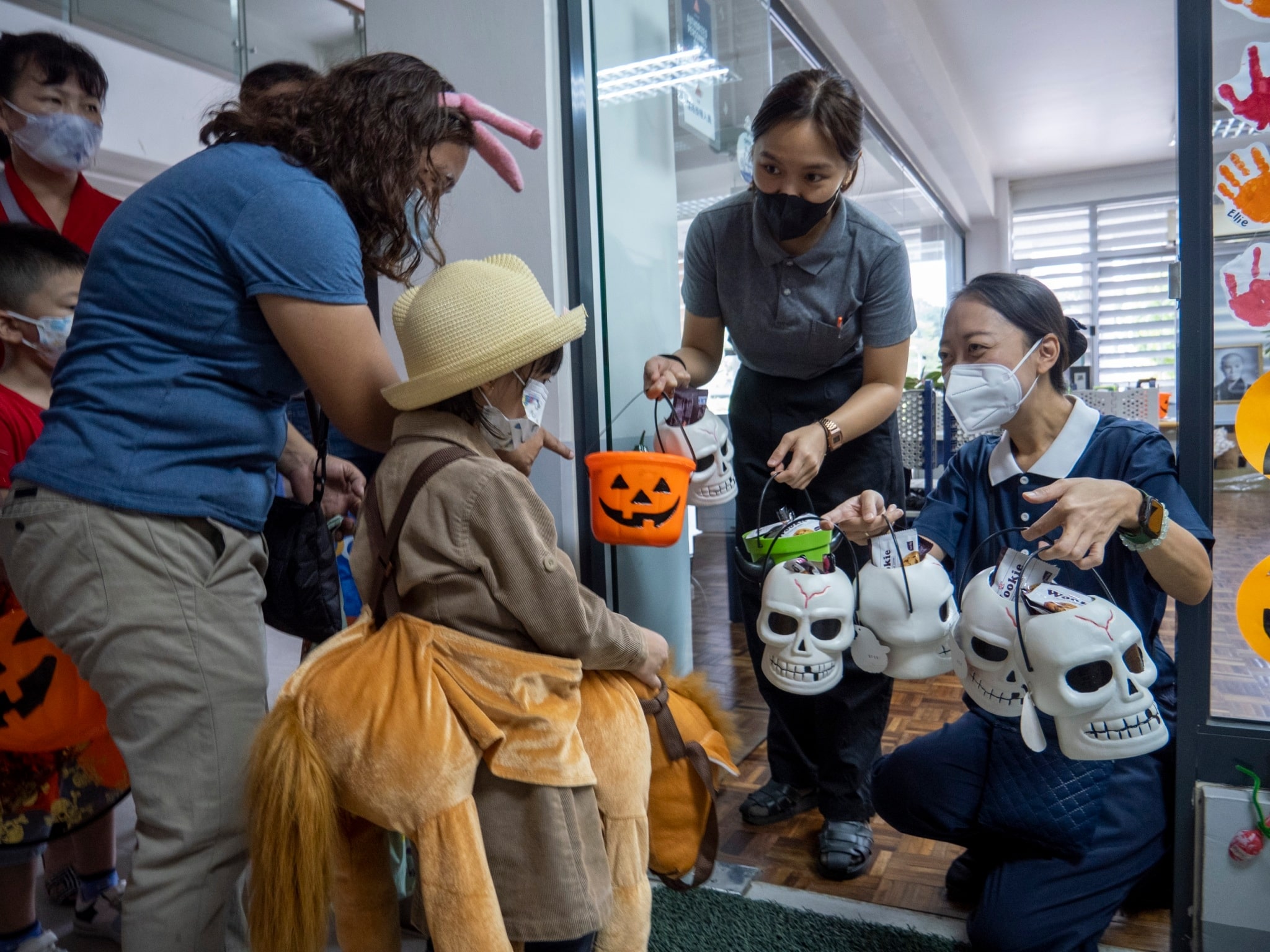 Student gets a treat from the Office of the CEO. 【Photo by Matt Serrano】