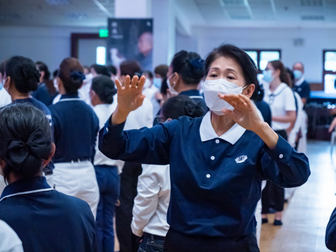 Tzu Chi Deputy CEO and OIC Woon Ng guides volunteers. 【Photo by Daniel Lazar】