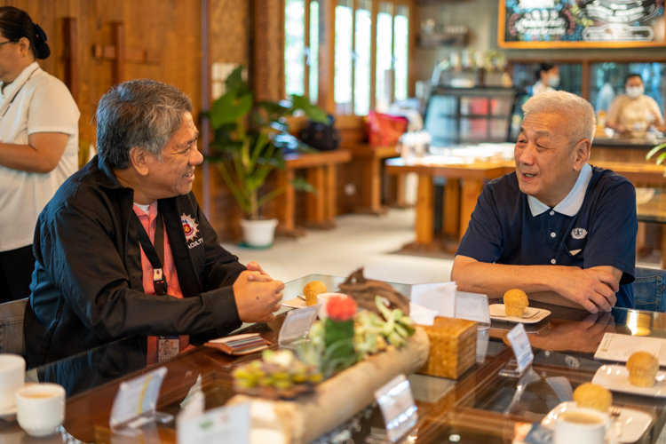 Following the signing of the Memorandum of Agreement, Pamantasan ng Lungsod ng Maynila University President Atty. Domingo Reyes Jr. (left) and Tzu Chi Philippines CEO Henry Yuñez (right) share a light moment. 【Photo by Jeaneal Dando】