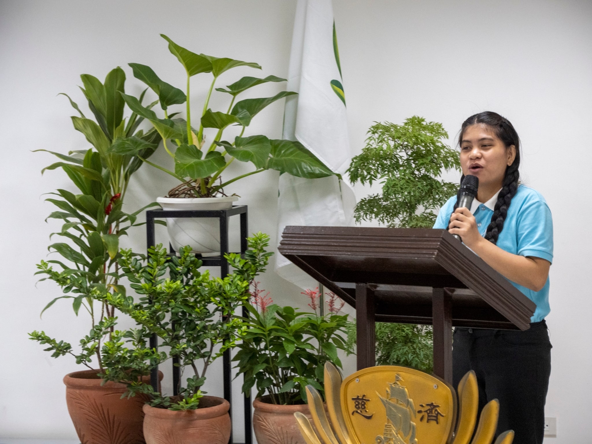 Aira Canamor, current Tzu Chi scholar from PUP and a consistent president’s lister thanks Tzu Chi by quoting Dharma Master Cheng Yen’s Jing Si Aphorism: “Gratitude is the world’s most beautiful language and the most genuine way for people to interact.” 【Photo by Harold Alzaga】