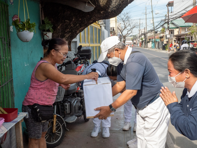 “I wish to help with the small amount I gave, and I pray that they recover,” says Caridad Rangel Rentosa after dropping her offering into Tzu Chi’s donation box for Turkey and Syria. 【Photo by Marella Saldonido】