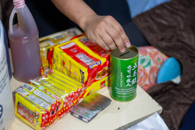 As a gesture of gratitude and giving back, Jay-R starts filling up his coin bank which he plans to donate on the next Charity Day. 【Photo by Harold Alzaga】