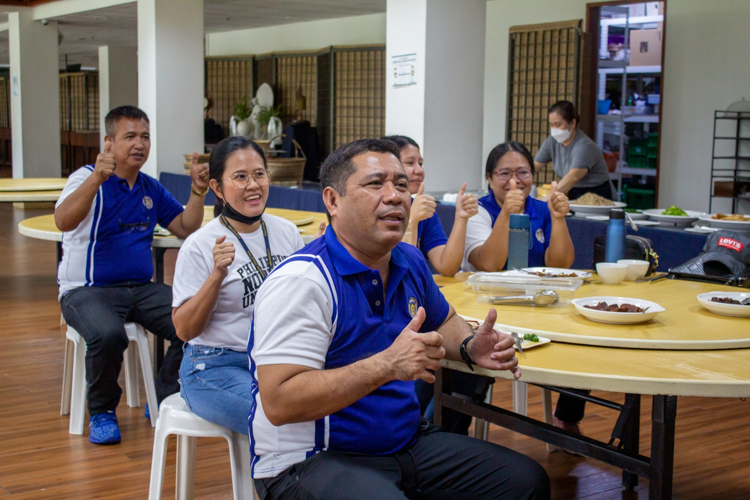 “Veg Up” participants sign “thank you” with their thumbs. 【Photo by Marella Saldonido】