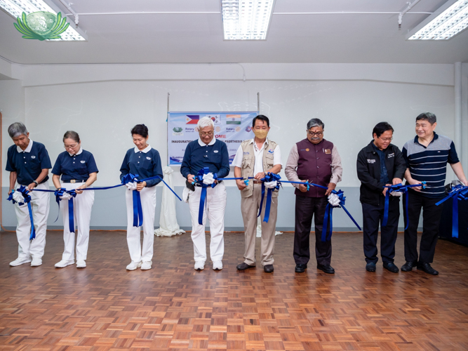 Tzu Chi volunteers and Rotary International leaders participate in ribbon-cutting ceremonies to inaugurate the Rotary-Tzu Chi Prosthesis Center.【Photo by Daniel Lazar】