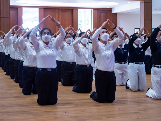 The Lotus Sutra Adaptation requires Tzu Chi volunteers to execute precise moves and hand gestures. 【Photo by Daniel Lazar】