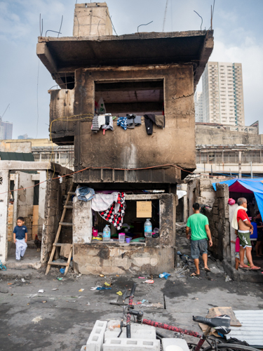 One of the few homes left standing after a May 15 fire that razed 400 homes and establishments in Oroquieta Street 【Photo by Daniel Lazar】