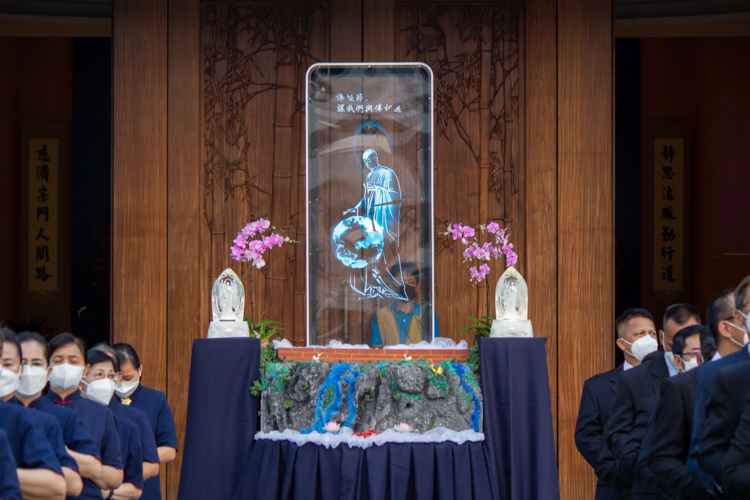 Placed outside the Jing Si Auditorium, a prop of a mountain and ants sits at the base of a hologram of the Buddha. The mountain symbolizes the setting where Buddha gave talks to people, while the ants were craftwork provided by Tzu Chi Taiwan.  “We wanted it to signify the importance of working together,” says Nathania Tan of the finished product. “No matter how small the artwork is, it will create a big impact.” 【Photo by Marella Saldonido】