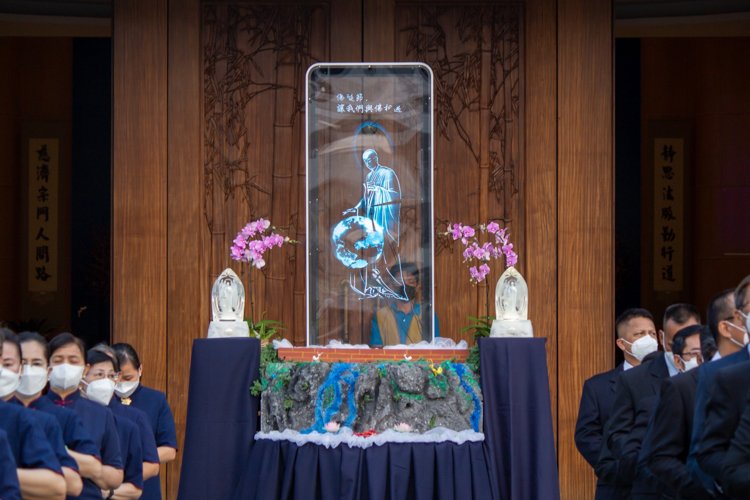Placed outside the Jing Si Auditorium, a prop of a mountain and ants sits at the base of a hologram of the Buddha. The mountain symbolizes the setting where Buddha gave talks to people, while the ants were craftwork provided by Tzu Chi Taiwan. “We wanted it to signify the importance of working together,” says Nathania Tan of the finished product. “No matter how small the artwork is, it will create a big impact.” 【Photo by Marella Saldonido】
