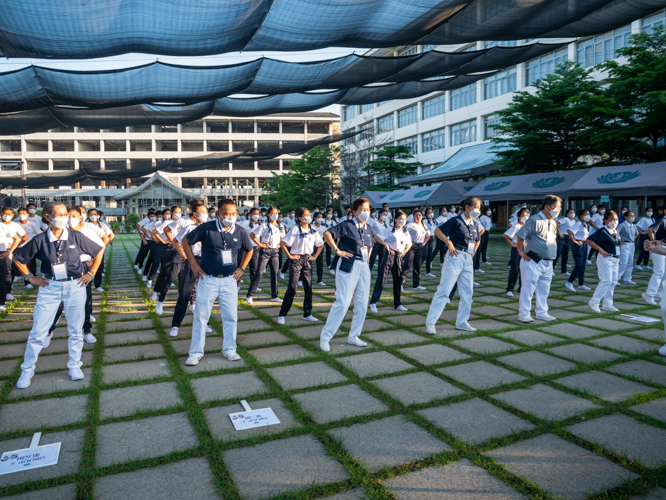 Volunteers and scholars begin each morning with outdoor exercise. 【Photo by Daniel Lazar】